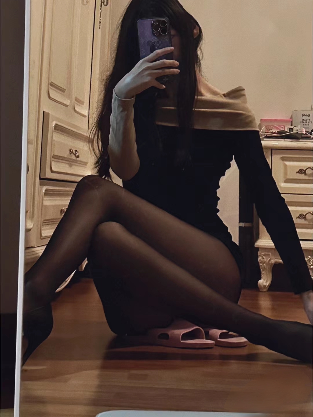 美女黑丝脚部特写，黑丝脚丫子(图1)